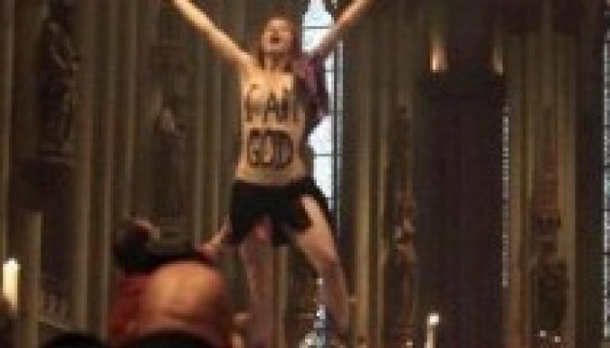 Félmeztelen Femen-aktivista zavart meg egy kölni misét (VIDEÓ)