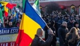 Dulakodtak a magyar fiatalok a csendőrökkel Sepsiszentgyörgyön