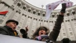 Több ezer tüntető néz farkasszemet Kijevben a rohamrendőrökkel