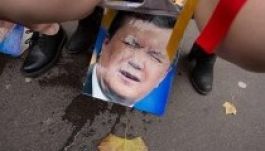 Femen-tagok pisilték le Janukovics portréját (VIDEÓ és GALÉRIA)