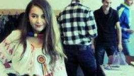 Hajpánt helyett trikolór csokornyakkendővel ünnepelt a botrányhős kislány