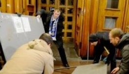 „Szabadnapot” adtak Janukovics munktársainak az ukrán tüntetők