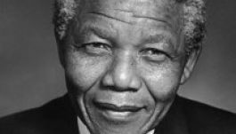 Félárbocon Dél-Afrika zászlaja: Nelson Mandela meghalt