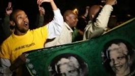 Tömegek gyászolják Nelson Mandelát otthon és világszerte