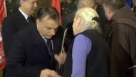 Orbán kínos helyzetben: Böjte édesanyja nem fogadta el a kézcsókját