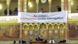 Kövér feje fölött performanszozott az Együtt-PM az országgyűlésben