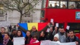 Román és bolgár bevándorlók állták el a Downing Street bejáratát