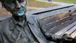 Megint kék festékkel mázolták össze Weöres Sándor szobrát