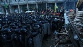 Kijevben hideg vízzel locsolják az ostromló rohamrendőröket (ÉLŐ)