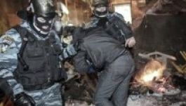 Azarov: a rohamrendőrök csak az utakat akarják járhatóvá tenni