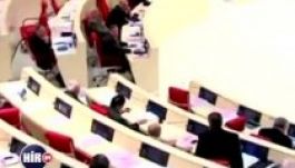 A grúz parlamentben összeverekedtek Ukrajna miatt (VIDEÓ)
