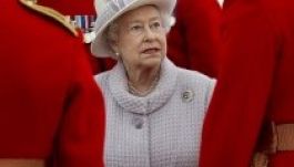 Sajnálta testőreitől a sósmogyorót az angol királynő