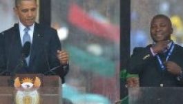 Skizofrén jeltolmács mutogatott összevissza Mandela búcsúztatásán