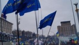 Százezrek néznek farkasszemet Kijev központjában