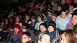 Hatszáz besztercei gyerek kapott ajándékcsomagot az RMDSZ-től