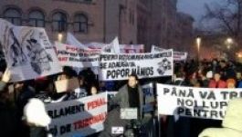 Könnygázt vetettek be a csendőrök a kormányellenes tüntetésen