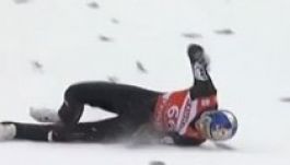 Hatalmasat bukott a klasszis síugró, hordágyon vitték el (VIDEÓ)