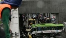 Teherautóra zuhant egy manilai busz, 21-en meghaltak