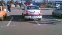 A román rendőrökön szórakozik a világ