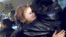 Idős, fekete férfival csókolózott az X-Faktor pornós múltú versenyzője