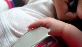 Repülőn kezdett szülni egy romániai nő