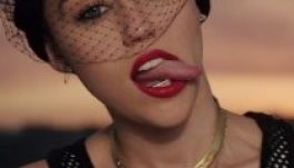 Kiderült, miért dugja ki állandóan a nyelvét Miley Cyrus