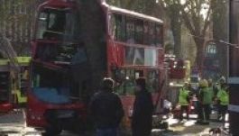 Fának csapódott egy emeletes busz, sok a sérült Londonban