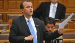 Ezért tartóztattak fel egy jobbikos képviselőt a párizsi reptéren