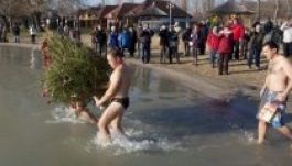 Úszógatyában állítottak karácsonyfát a Balatonban (GALÉRIA)