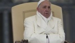 Mennyei stílusérzék: Ferenc pápa a legjobban öltözött férfi