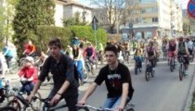 Csak a tél idejére tiltanák ki a kerékpárosokat Marosvásárhely főteréről