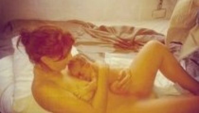 Facebookon közvetítette otthoni szülését egy amerikai nő