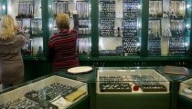 Szorult helyzetbe kerültek Párizsban az ékszerrabló románok