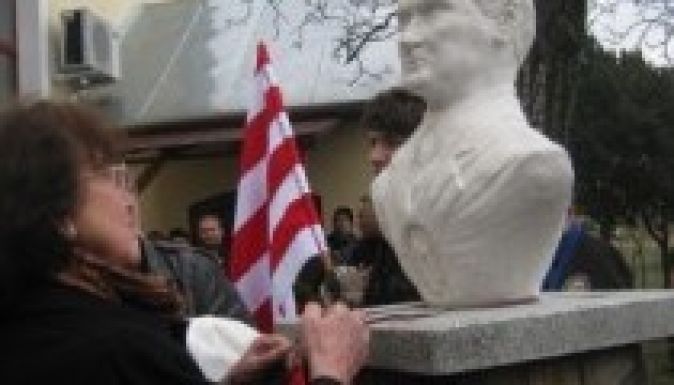 Horthy-szobrot avattak a Bihar megyei Hegyközpályiban