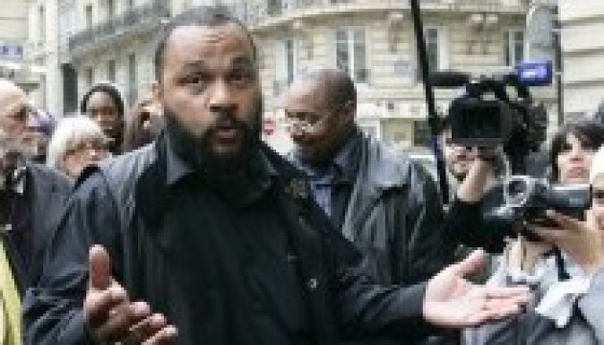 Őrizetbe vették az antiszemita francia humoristát