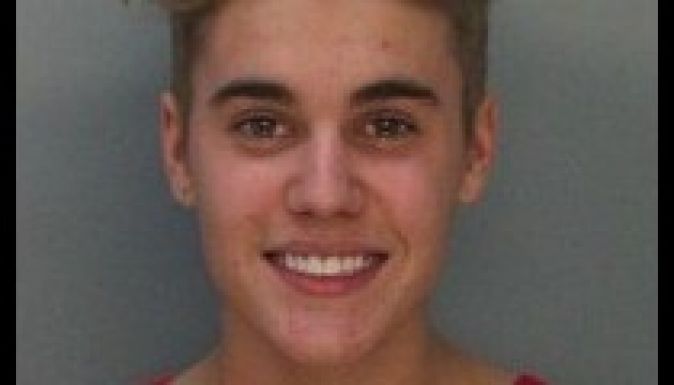 Így vigyorog rendőrségi fotóján Justin Bieber