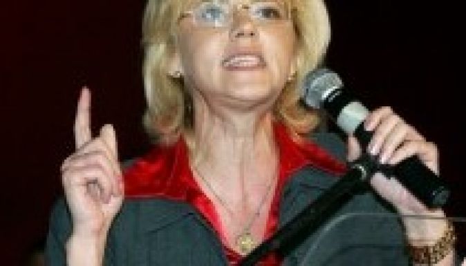 Tőkés kitüntetésének visszavonását sürgeti Corina Crețu