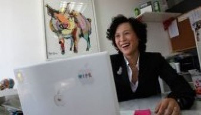 Mesés vagyont kap az a férfi, aki elcsábítja a mágnás leszbikus lányát