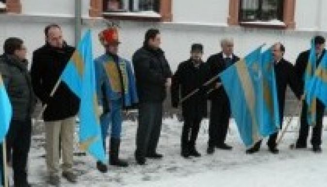 Emberek vették át a zászlótartó szerepét Uzonban