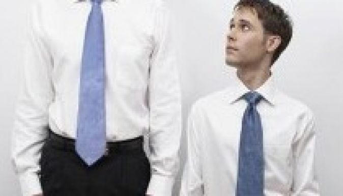 A mélynövésűek hajlamosabbak a paranoiára, többet szoronganak