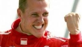 Piros ruhás emberek mennek pénteken Schumacher kórterméhez