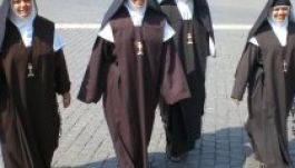 Az apácákat akarta üdvözölni Ferenc pápa, de üzenetrögzítő válaszolt