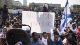 Több tízezer afrikai menekült tüntet Tel-Aviv központjában jogaiért