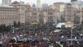 Nagygyűlés helyett spontán tízezres tüntetés Kijevben