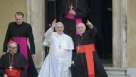 Kevesebb és csak öregebb papokat tüntet ki Ferenc pápa
