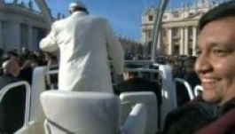 Lestoppolta egy régi barát a pápamobilt