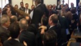 Összeverekedtek a képviselők, tízezrek tüntettek Ankarában