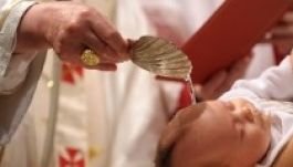 Harminckét csecsemőt keresztelt meg egyszerre Ferenc pápa