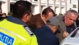 Erőszakkal vitték az ügyészségre a megyei tanácselnököt (VIDEÓ)