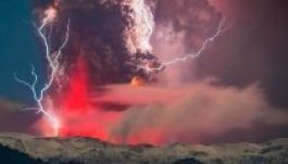 Vulkán és villámlás nászát örökítették meg (GALÉRIA)